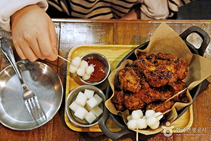 조롱이떡과 딸기잼을 곁들인 춘천닭갈비치킨