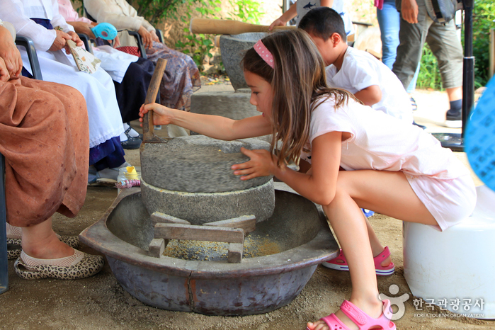맷돌 돌리기, 다듬이질 등 체험할 거리가 많다.