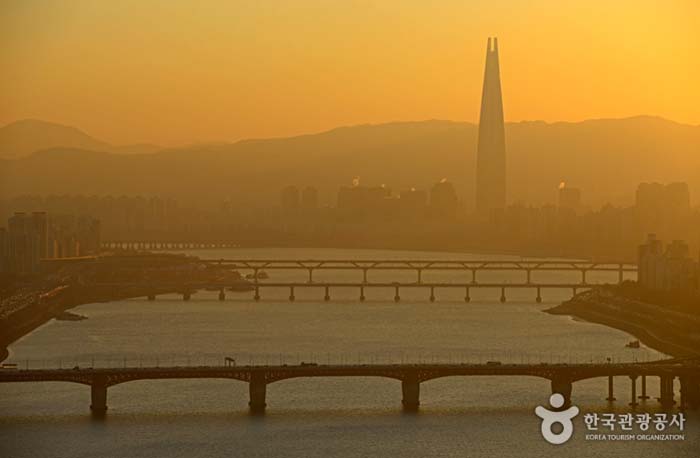 일출 직후 황금빛으로 물든 한강