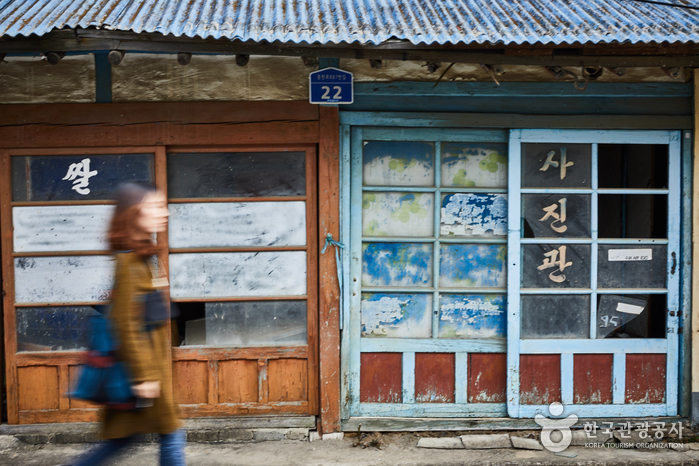 마을에서 가장 오래된 건물인 쌀가게·장미사진관 