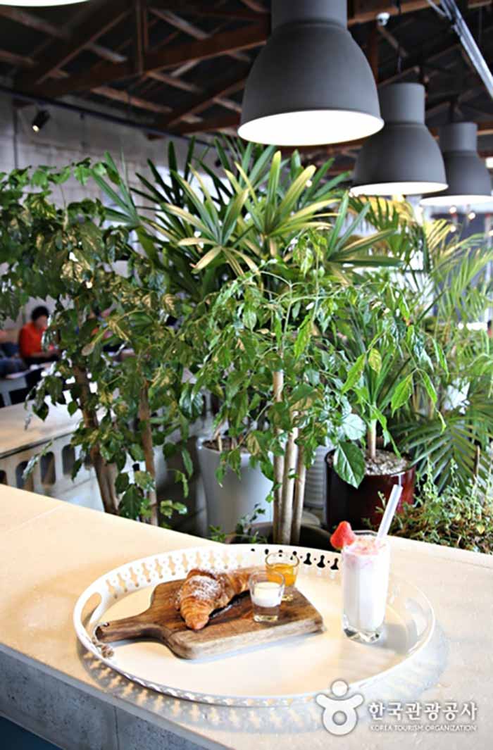 플레이팅도 감각적이다