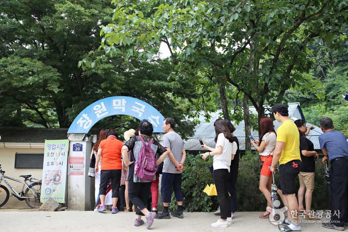 주말이면 ‘장원막국수’ 앞에 언제나 줄이 늘어선다