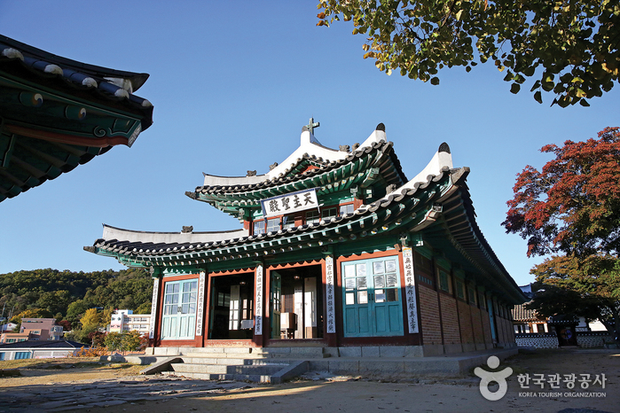 한옥으로 지어진 대한성공회 강화성당은 얼핏 보면 사찰처럼 보인다.