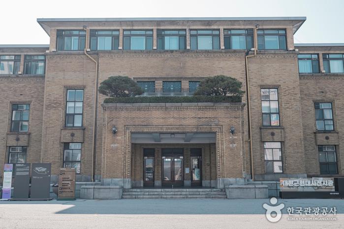 20세기 초부터 약 100년간 대전의 역사와 발전상, 원도심의 모습을 볼 수 있는 대전근현대사전시관