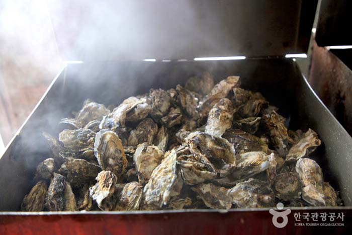 무럭무럭 김이 솟아오르는 굴, 보기만 해도 군침이 돈다