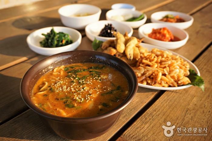 예당호 ‘대흥식당’의 어죽과 튀김