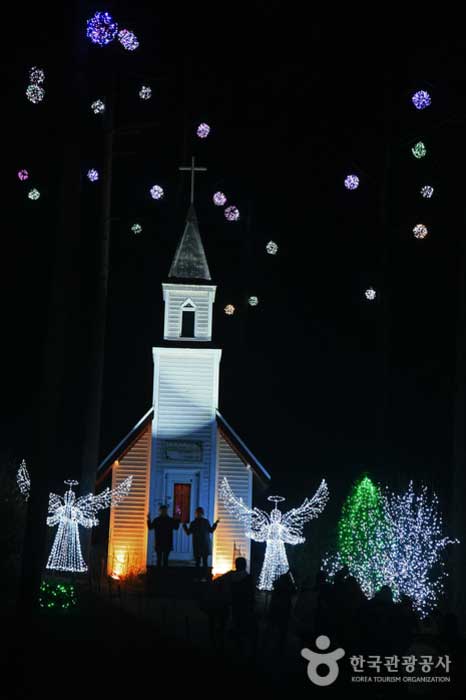 달빛정원의 포토존으로 인기 있는 하얀 교회