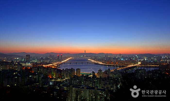 야경의 화려함과 일출 전 여명이 어우러진 풍경