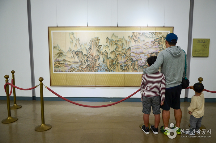 지곡면 안견기념관에 있는 ‘몽유도원도’ 모사본
