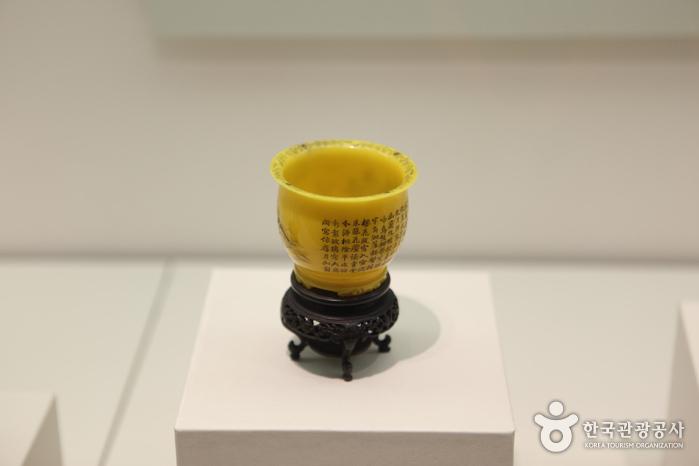 1층 국제전시실에 있는 청나라 유물 황옥어시문약잔. 황제를 상징하는 노란색 황옥으로 만들었다.
