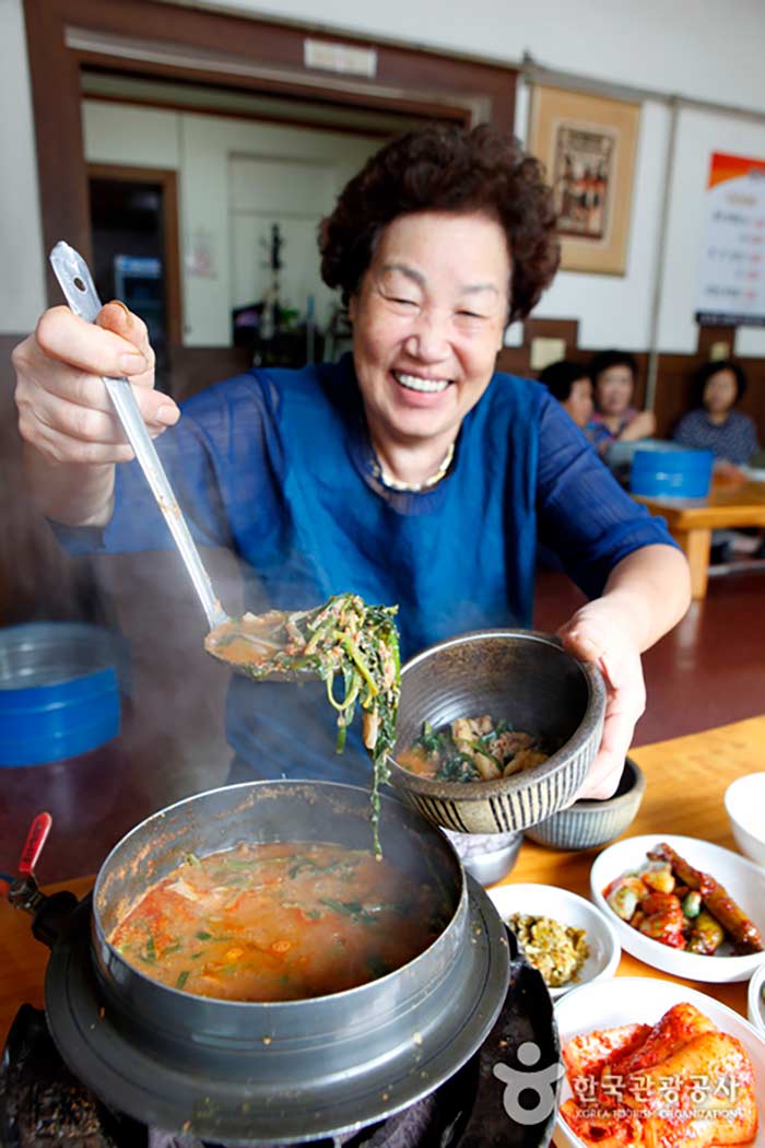 시골 밥상에 나옴 직한 토속적인 반찬이 그득하다