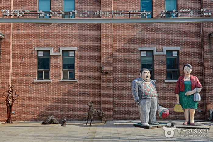 인천아트플랫폼의 야외 전시물