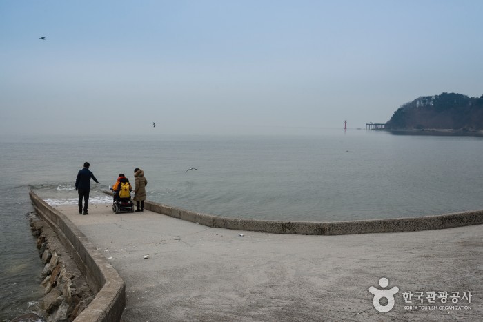 구봉도 선돌 옆 해안 진입로