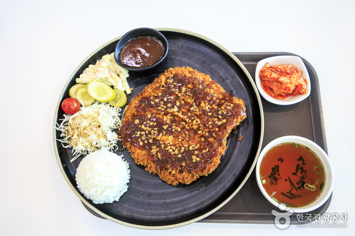 별미 마늘왕돈가스는 아이들에게 인기다.