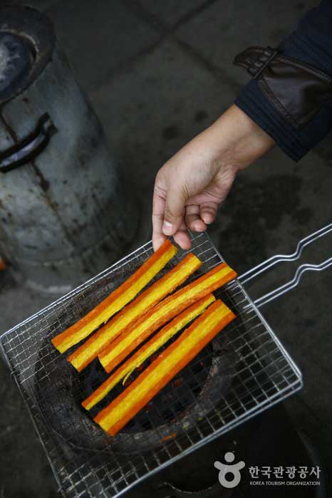 연탄불에 구워 먹는 옛날 간식