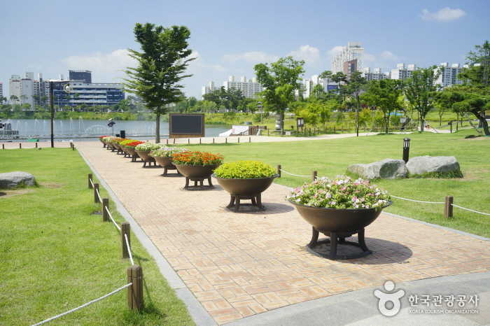 순천조례호수공원 진입광장에서 본 전경