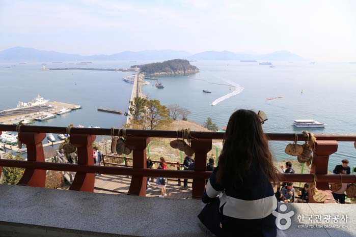 자산공원 정자에서 오동도를 바라보고 있는 아이
