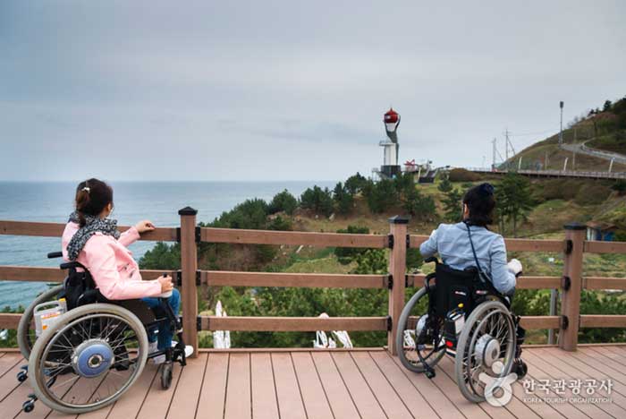 데크로드에서 바라본 창포말 등대 해안절경