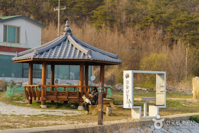 제방길의 끝지점이자, 숲길로 들어가기 전 쉼터 정자