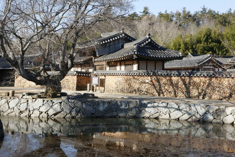 19세기 중반~20세기 초에 지은 옛 가옥이 원형대로 보존된 강골마을
