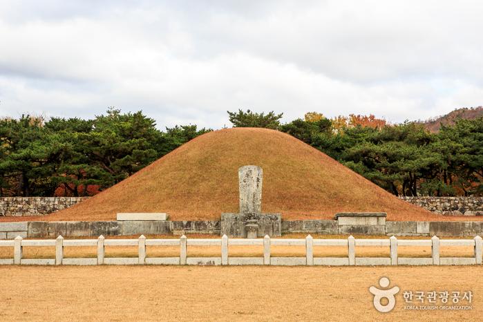 가야 왕국의 시조 수로왕을 모신 김해 수로왕릉