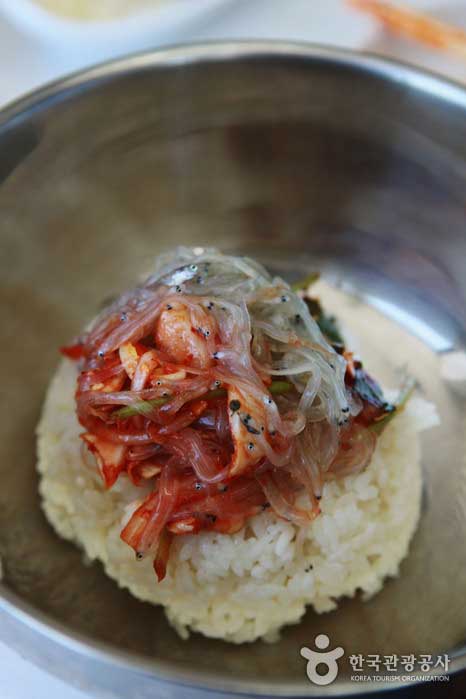 공기밥 하나를 추가해 즉석에서 만든 실치회 비빔밥