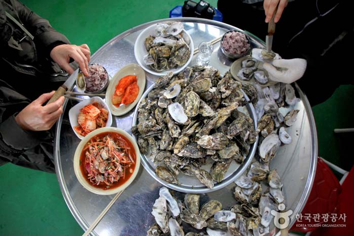 야들야들하고 향긋한 맛에 손길 바빠지는 손님들