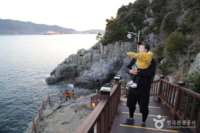 용굴로 향하는 길은 다소 가파른 계단길이다