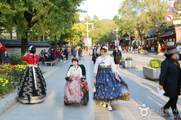 한복을 입고 걷는 전주한옥마을 거리