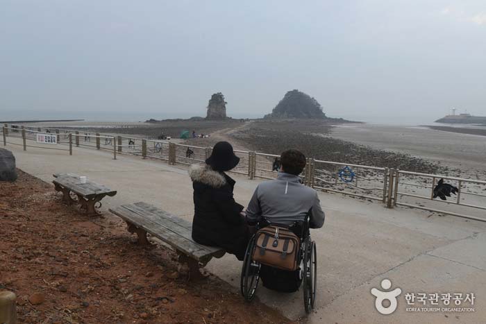 할미·할아비바위가 잘 보이는 벤치