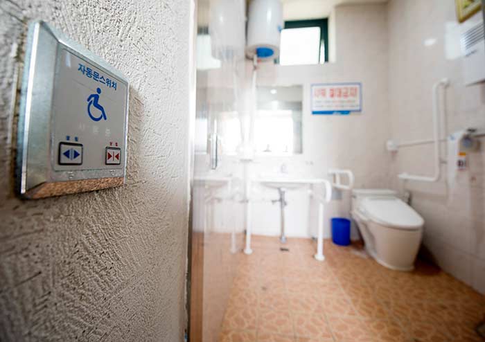 장애인화장실 자동문 설치