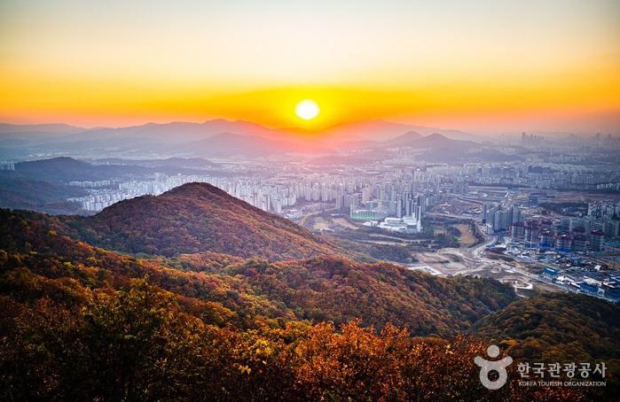 남한산성에서 일몰이 멋지기로 유명한 곳은 서문 주변이다