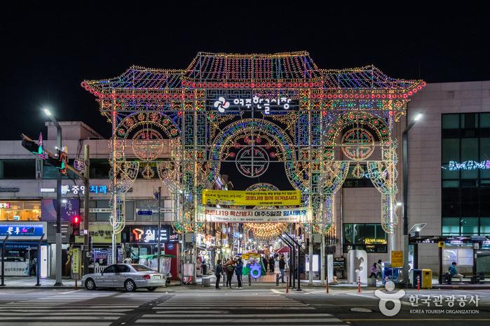 루체비스타 조명 시설로 화려하게 변신한 여주한글시장