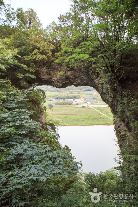 단양 석문 너머로 보이는 마을 풍경이 동화 같다.