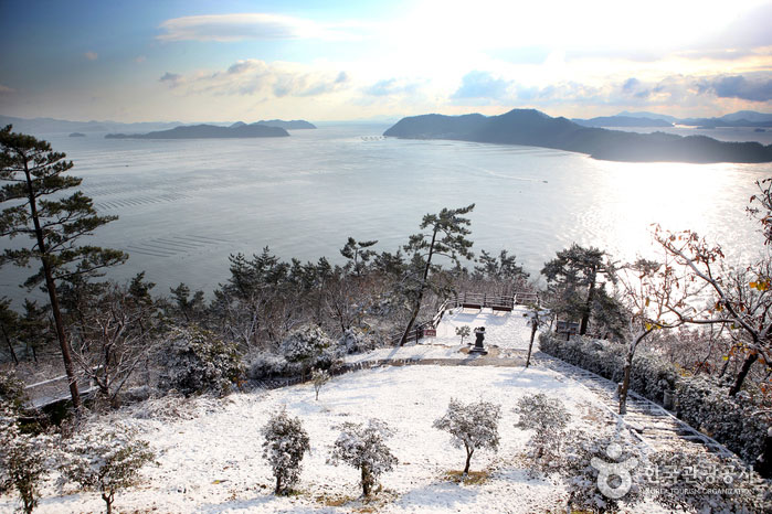 땅끝전망대와 그 앞에 펼쳐진 시원한 남도 풍경