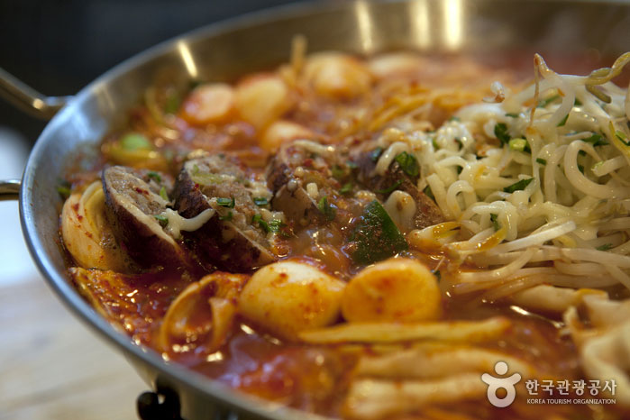 오징어순대와 매콤한 떡볶이의 조화가 맛있다