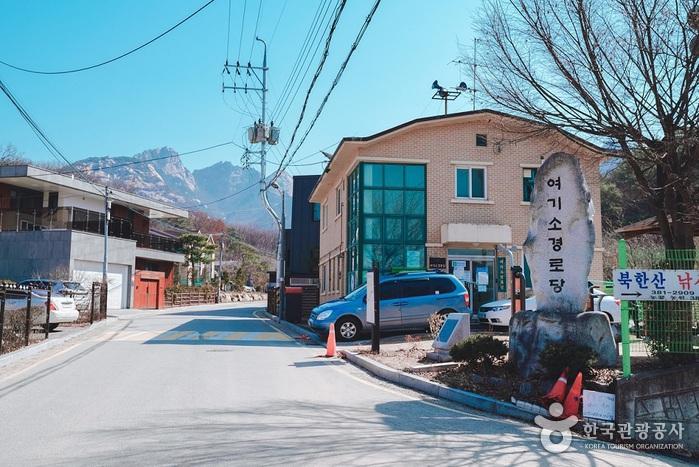 인도와 찻길이 따로 구분되어있지 않다. 