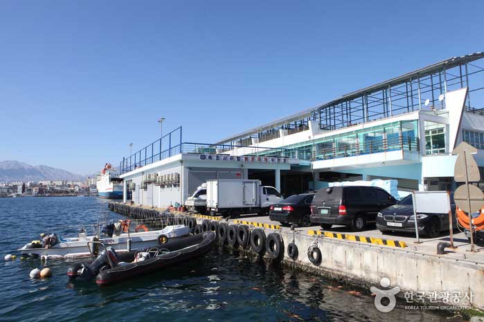 동명 활어센터 뒤편에 자리한 속초시 수협 붉은대게 위판장