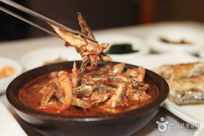 통멸치를 얼큰하고 자작하게 끓여낸 멸치찌개