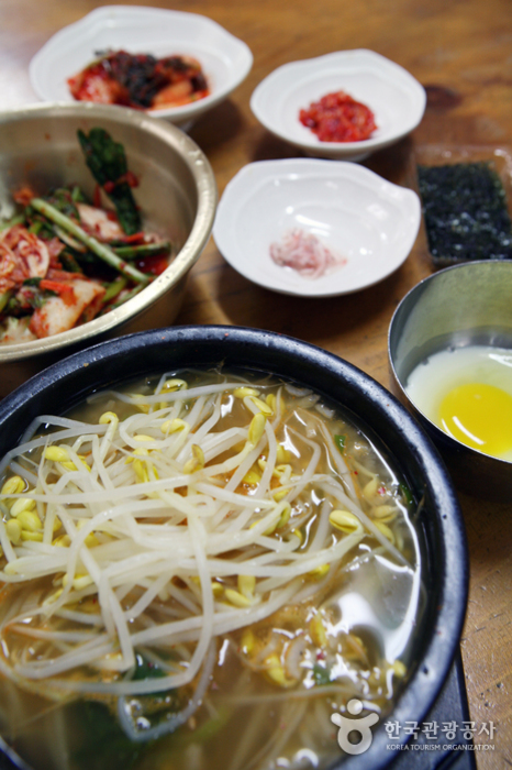 매콤한 맛이 매력적인 왱이집 콩나물국밥