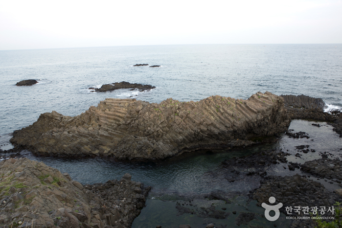 바다 위로 솟은 주상절리