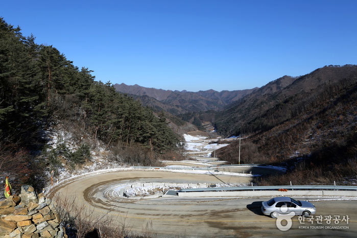 열두 굽이로 꺾어지는 문치재