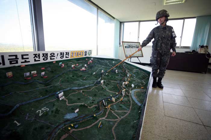 승전OP 주변 지역을 설명하는 여군 장교