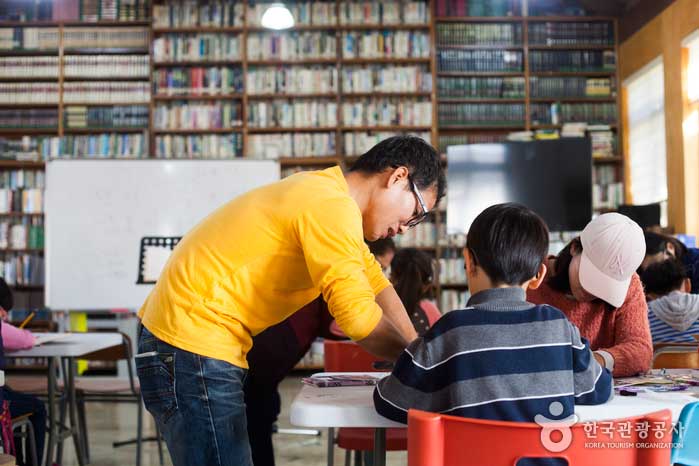 책 만들기를 돕는 윤동호 체험팀장