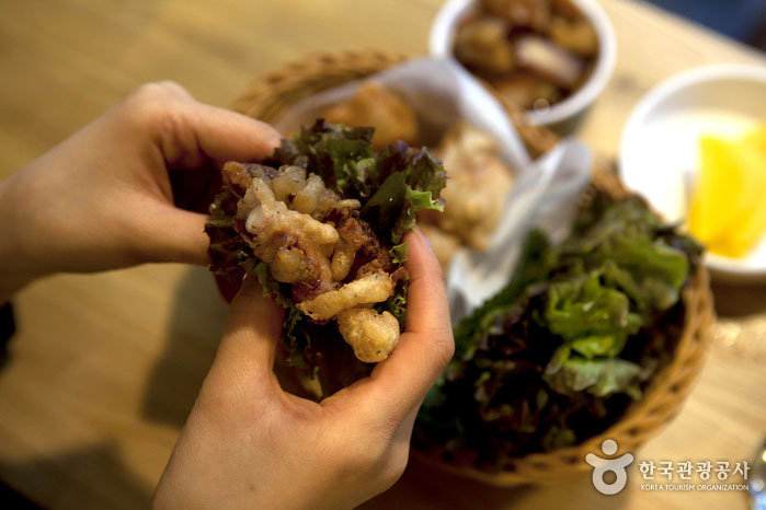 양파와 청양고추피클을 넣어 쌈으로 먹는 맛이 별미다