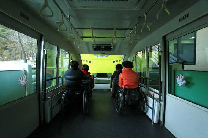포천아트밸리 모노레일에는 휠체어 장애인 좌석이 마련돼 있다.