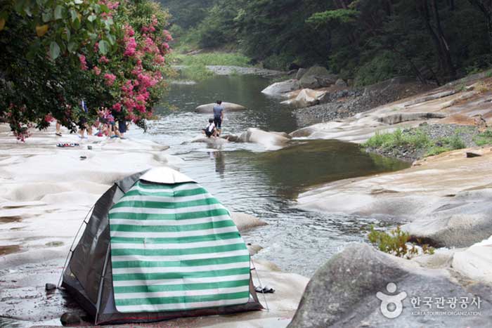 바위가 편편해 놀기 좋은 작괘천