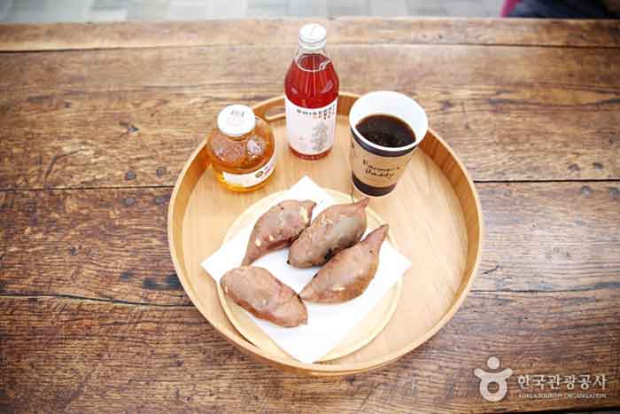 입장료를 내면 음료를 제공한다