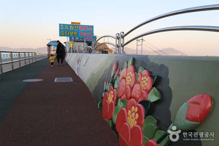 오동도는 방파제가 섬과 육지를 잇는 다리가 됐다