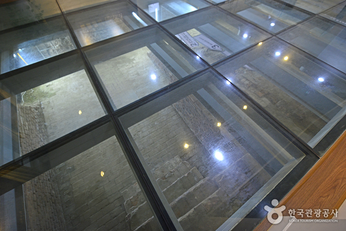 1층 전시관 바닥 일부를 유리로 마감해 대불호텔 유구를 볼 수 있도록 한 공간